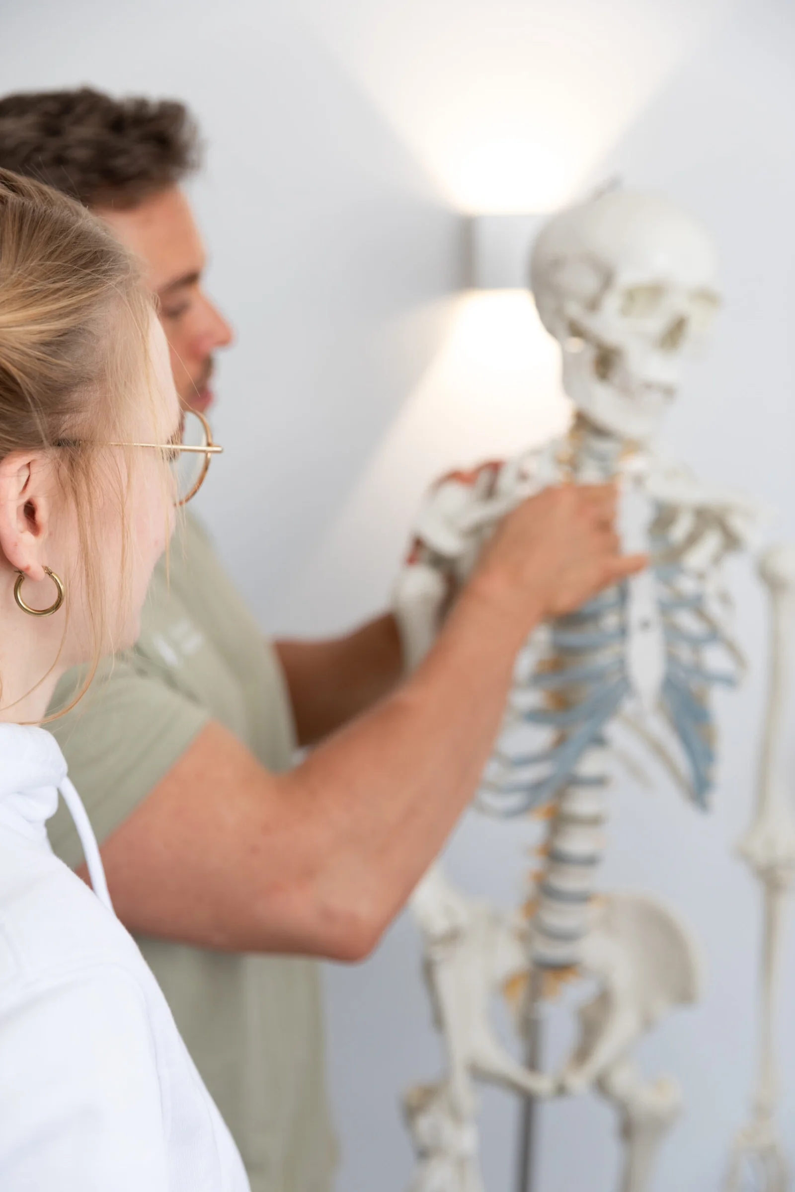 Therapeuten von Fit im Norden besprechen einen Befund am anatomischen Skelett